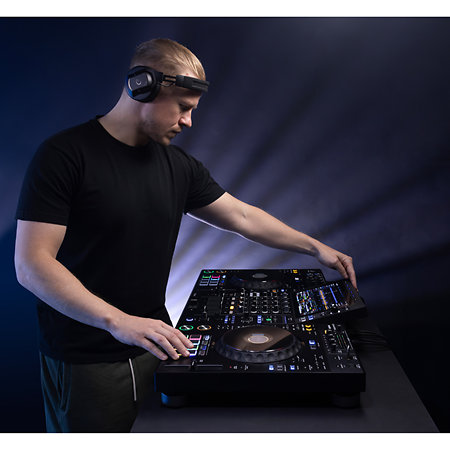 XDJ-AZ + Eva Case Wheel Pioneer DJ