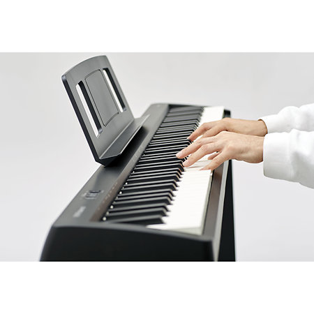 Pianos numériques portatifs YAMAHA P45 vs. ROLAND FP-10